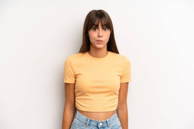 İspanyol güzel kadın kendini şaşkın ve şüpheli hissediyor, merak ediyor ya da karar vermeye çalışıyor.