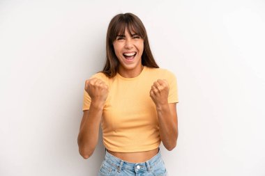 İspanyol güzel kadın zaferle bağırıyor, gülüyor, mutlu ve heyecanlı hissediyor başarıyı kutlarken.