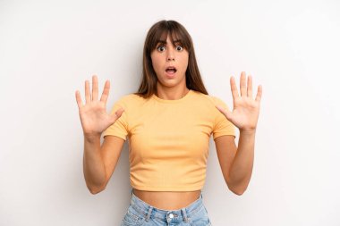 İspanyol güzel kadın sersemlemiş ve korkmuş hissediyor, korkunç bir şeyden korkuyor, elleri açık ve uzak dur diyor.