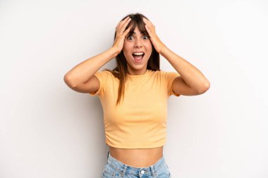 İspanyol güzel kadın dehşete kapılmış ve şok olmuş hissediyor, ellerini havaya kaldırıyor ve bir hata yüzünden panikliyor.