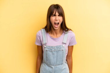 İspanyol güzel kadın agresif bir şekilde bağırıyor, çok kızgın, hayal kırıklığına uğramış, öfkeli ya da sinirli görünüyor, hayır