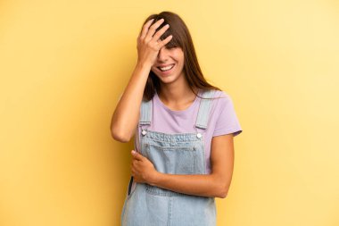 İspanyol güzel kadın gülüyor ve alnına şaplak atıyor. Unuttum ya da aptalca bir hataydı. 