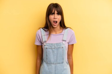 İspanyol güzel kadın korkmuş ve şok olmuş hissediyor, ağzı açık şaşkınlık içinde.