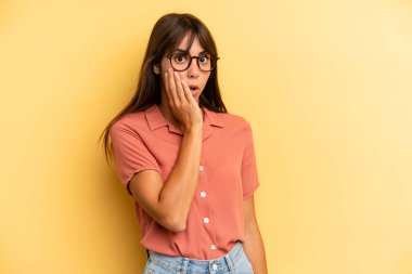 İspanyol güzel kadın şoke olmuş ve ağzı açık bir şekilde yüz yüze inanamamaktan hayrete düşmüş.