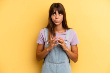 Hispanik güzel kadın entrikalar ve komplolar kuruyor, hilekârlık ve aldatmaca düşünüyor, kurnazlık ve ihanet