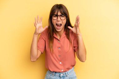 İspanyol asıllı güzel bir kadın panik ya da öfke içinde bağırıyor, şok olmuş, korkmuş ya da öfkeli, elleri başının yanında.