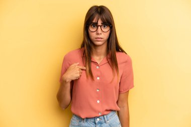 İspanyol güzel kadın şaşkın, şaşkın ve güvensiz hissediyor, kendini gösterip kim olduğunu soruyor, ben mi??