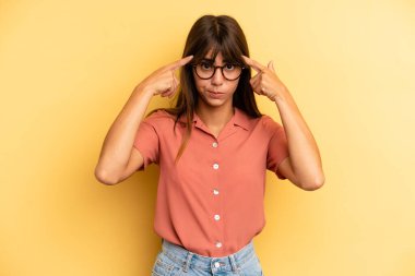 Ciddi ve konsantre bakışlı, beyin fırtınası yapan ve zorlu bir sorunu düşünen İspanyol güzel bir kadın.