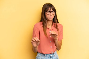 İspanyol güzel kadın tiksinti ve mide bulantısı hissediyor, iğrenç, kokuşmuş ya da kötü kokan bir şeyden kaçıyor, iğrenç diyor.