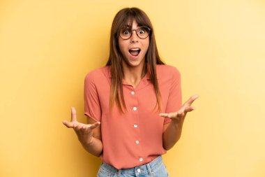 İspanyol güzel bir kadın son derece şaşırmış, şaşırmış, endişeli ve paniklemiş, stresli ve dehşete kapılmış bir bakışla