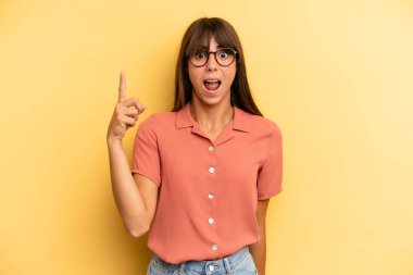 İspanyol güzel kadın bir fikri fark ettikten sonra mutlu ve heyecanlı bir dahi gibi hissediyor, neşeli bir şekilde parmağını kaldırıyor, eureka!