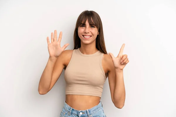 Mujer Bonita Hispana Sonriendo Mirando Amigable Mostrando Número Siete Séptimo — Foto de Stock