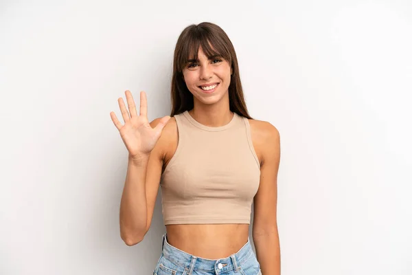 Hispânico Bonita Mulher Sorrindo Olhando Amigável Mostrando Número Cinco Quinto — Fotografia de Stock