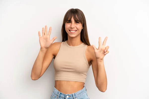 Latino Mooie Vrouw Glimlachend Zoek Vriendelijk Tonen Nummer Acht Achtste — Stockfoto