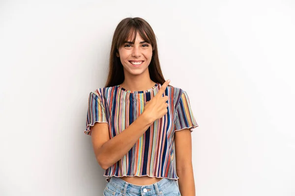 Mujer Bonita Hispana Sonriendo Alegremente Sintiéndose Feliz Señalando Hacia Lado —  Fotos de Stock