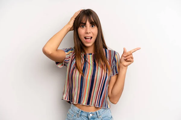 Hispânico Bonita Mulher Rindo Parecendo Feliz Positivo Surpreso Percebendo Uma — Fotografia de Stock