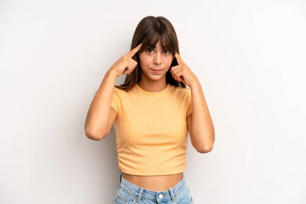 Hispânico Bonita Mulher Olhando Concentrado Pensando Duro Uma Ideia Imaginando — Fotografia de Stock