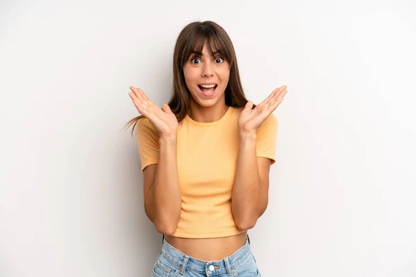 Hispanic Mooie Vrouw Zoek Gelukkig Opgewonden Geschokt Met Een Onverwachte — Stockfoto