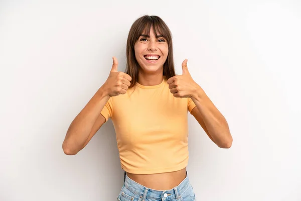 Hispânico Bonita Mulher Sorrindo Amplamente Olhando Feliz Positivo Confiante Bem — Fotografia de Stock