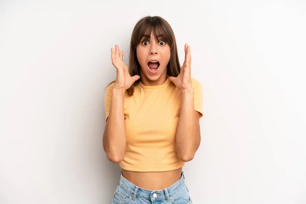 Hispânico Bonita Mulher Sentindo Chocado Animado Rindo Espantado Feliz Por — Fotografia de Stock