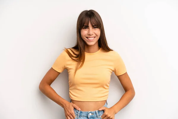 Hispanische Hübsche Frau Lächelt Fröhlich Und Lässig Mit Positivem Glücklichem — Stockfoto