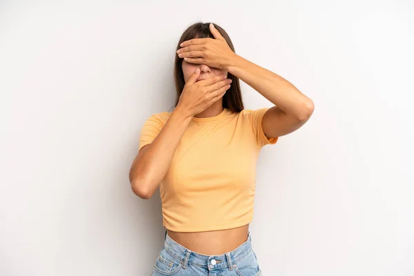 Zijn Paniekerige Mooie Vrouw Bedekt Het Gezicht Met Beide Handen — Stockfoto