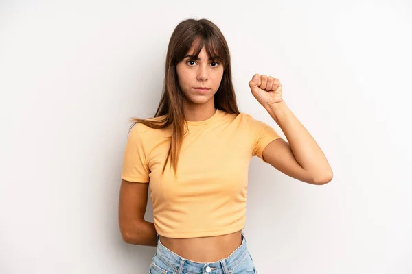 Hispânico Bonita Mulher Sentindo Sério Forte Rebelde Levantando Punho Protestando — Fotografia de Stock