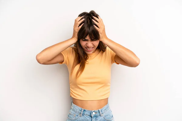 Hispanique Jolie Femme Sentant Stressée Frustrée Levant Les Mains Tête — Photo