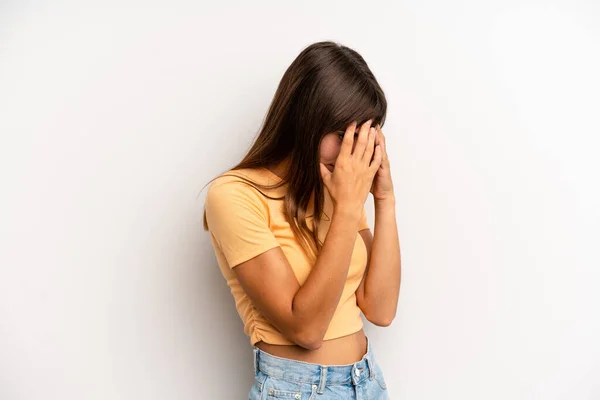 Mujer Bonita Hispana Cubriendo Los Ojos Con Las Manos Con — Foto de Stock