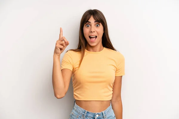 Hispânico Bonita Mulher Sentindo Como Gênio Feliz Animado Depois Perceber — Fotografia de Stock