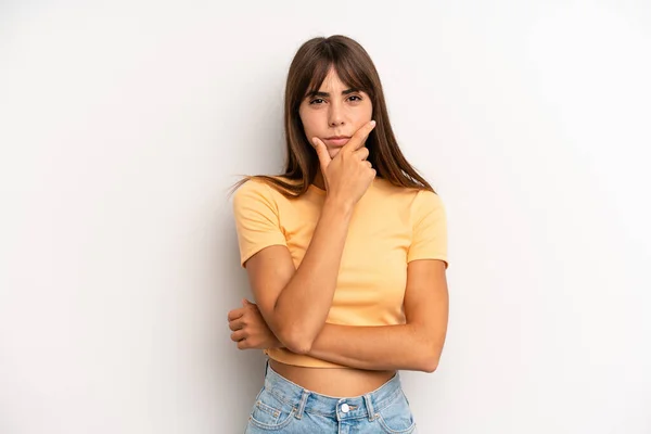 Hispanic Pretty Woman Looking Serious Thoughtful Distrustful One Arm Crossed — Stock Photo, Image