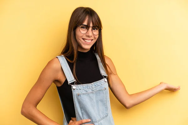 Hispanic Mooie Vrouw Voelt Zich Gelukkig Vrolijk Glimlachen Verwelkomen Nodigen — Stockfoto