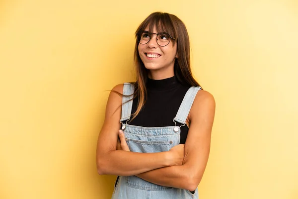 Spaanse Mooie Vrouw Die Zich Gelukkig Trots Hoopvol Voelt Zich — Stockfoto