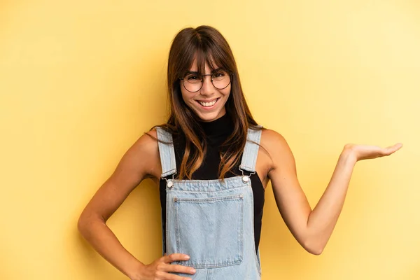Hispanic Mooie Vrouw Glimlachend Zelfverzekerd Succesvol Gelukkig Tonen Concept Idee — Stockfoto