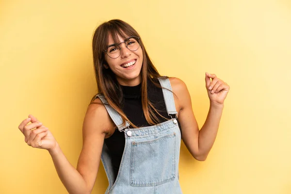 Mujer Bonita Hispana Sonriendo Sintiéndose Despreocupada Relajada Feliz Bailando Escuchando —  Fotos de Stock