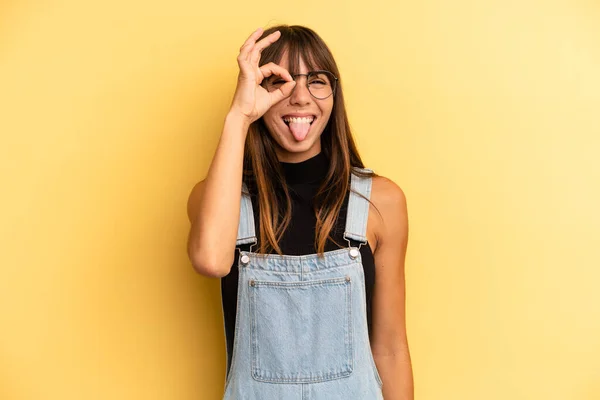 Ispanica Bella Donna Sorridente Felicemente Con Faccia Divertente Scherzando Guardando — Foto Stock