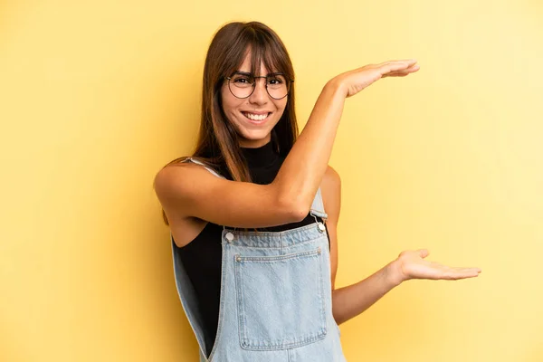 Mujer Bonita Hispana Sonriendo Sintiéndose Feliz Positiva Satisfecha Sosteniendo Mostrando —  Fotos de Stock