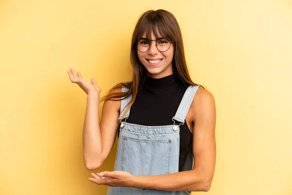 Mujer Bonita Hispana Sonriendo Con Orgullo Confianza Sintiéndose Feliz Satisfecha —  Fotos de Stock