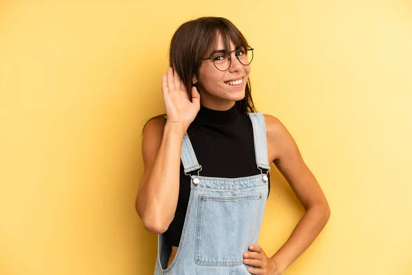 Mujer Bonita Hispana Sonriendo Mirando Curiosamente Lado Tratando Escuchar Chismes —  Fotos de Stock