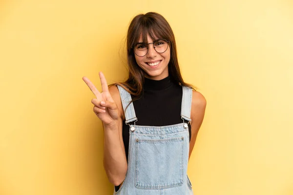 Latino Mooie Vrouw Glimlachend Zoek Vriendelijk Tonen Nummer Twee Tweede — Stockfoto