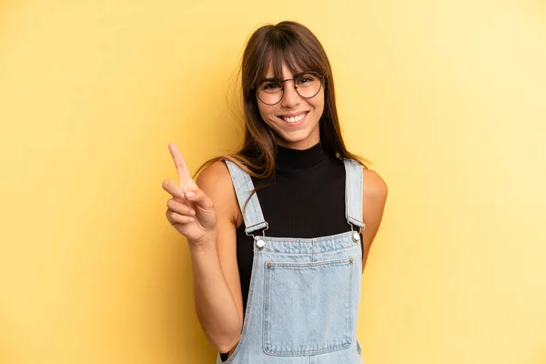 Mujer Bonita Hispana Sonriendo Buscando Amigable Mostrando Número Uno Primero —  Fotos de Stock