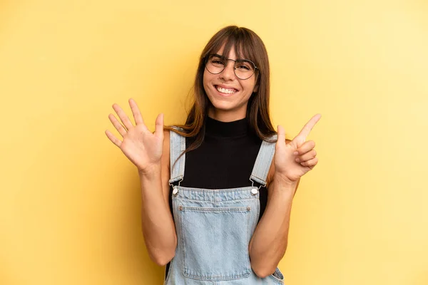 Latino Mooie Vrouw Glimlachend Zoek Vriendelijk Tonen Nummer Zeven Zevende — Stockfoto