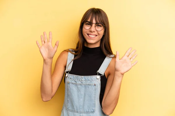 Latino Mooie Vrouw Glimlachend Zoek Vriendelijk Tonen Nummer Tien Tiende — Stockfoto