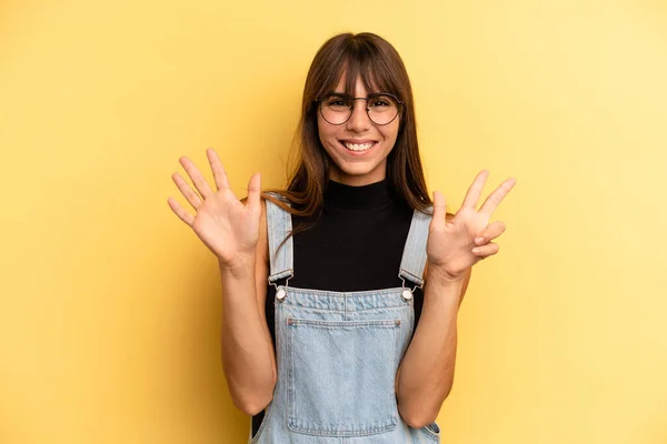 Mujer Bonita Hispana Sonriendo Luciendo Amigable Mostrando Número Ocho Octavo —  Fotos de Stock