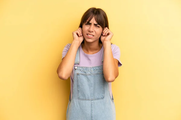 Ispanica Bella Donna Guardando Arrabbiato Stressato Infastidito Coprendo Entrambe Orecchie — Foto Stock