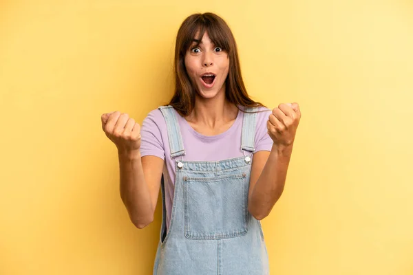 Mujer Bonita Hispana Celebrando Éxito Increíble Como Ganador Mirando Emocionado —  Fotos de Stock