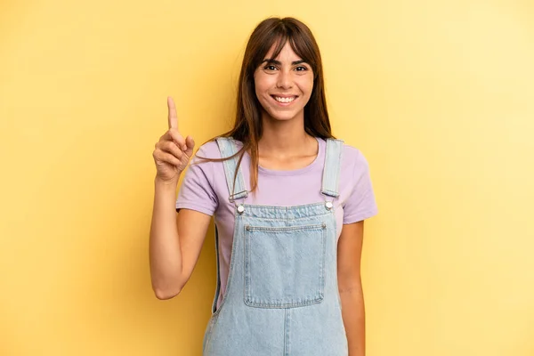 Hispanic Pretty Woman Smiling Cheerfully Happily Pointing Upwards One Hand — Stock Photo, Image