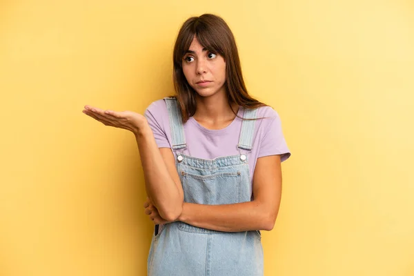 Hispanic Mooie Vrouw Voelt Zich Verward Onwetend Zich Afvragend Een — Stockfoto