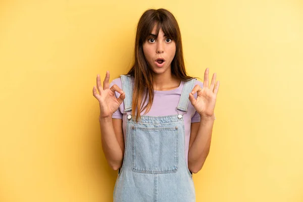 Hispanic Mooie Vrouw Voelt Zich Geschokt Verbaasd Verrast Het Tonen — Stockfoto