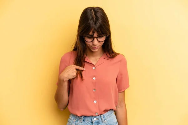 Hispânico Bonita Mulher Sorrindo Alegre Casualmente Olhando Para Baixo Apontando — Fotografia de Stock